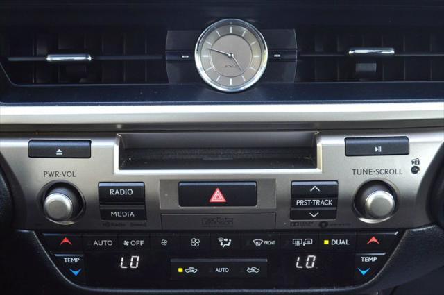 Photo of 2018 Eminent White Pearl Lexus ES 300h