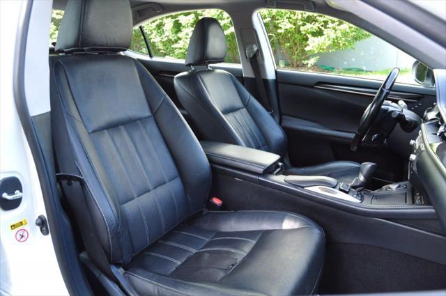 Photo of 2018 Eminent White Pearl Lexus ES 300h