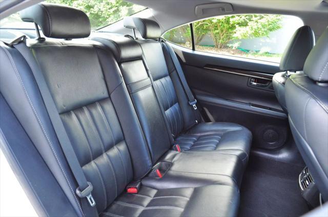 Photo of 2018 Eminent White Pearl Lexus ES 300h