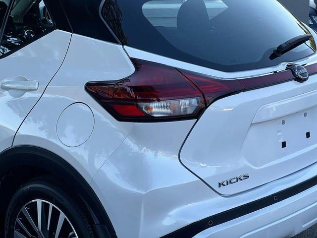 Photo of 2022 White Nissan Kicks