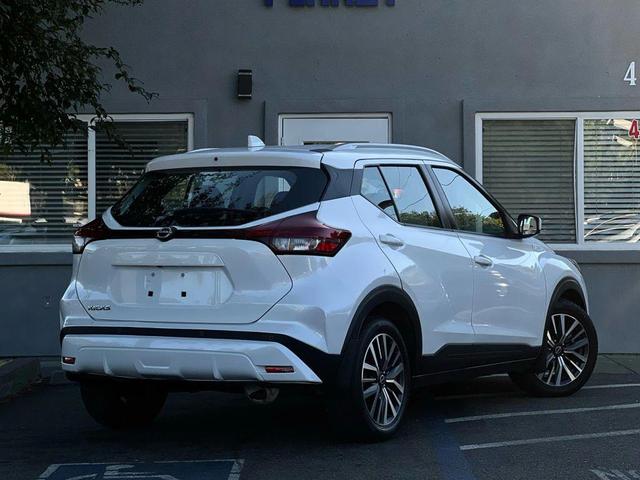 Photo of 2022 White Nissan Kicks