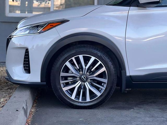 Photo of 2022 White Nissan Kicks
