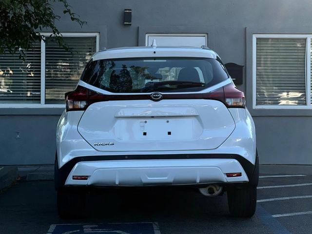 Photo of 2022 White Nissan Kicks