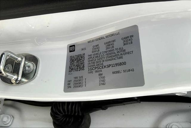 Photo of 2023 Summit White Chevrolet Colorado