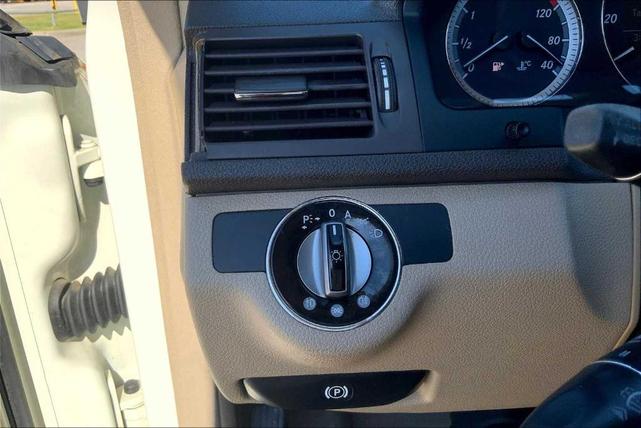 Photo of 2009 Arctic White Mercedes-Benz C-Class