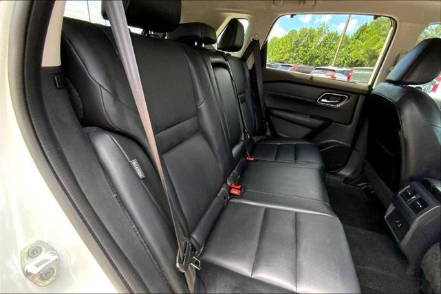 Photo of 2021 White Nissan Rogue