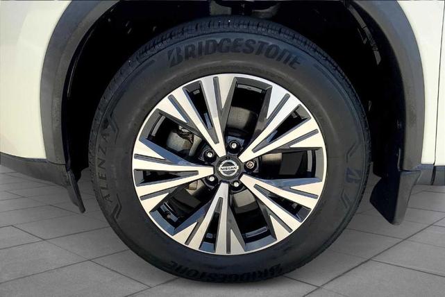 Photo of 2021 White Nissan Rogue