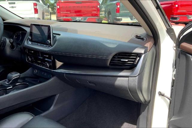 Photo of 2021 White Nissan Rogue