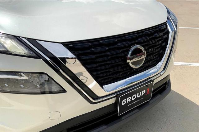Photo of 2021 White Nissan Rogue
