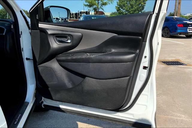 Photo of 2023 White Nissan Murano