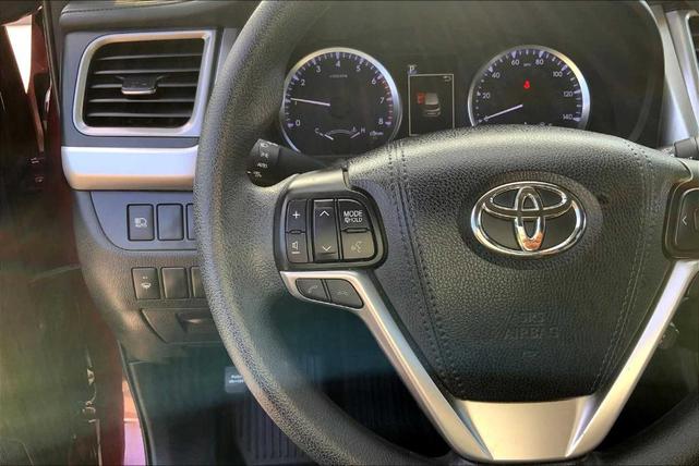 Photo of 2017 Ooh La La Rouge Mica Toyota Highlander