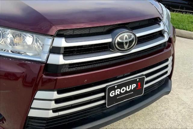 Photo of 2017 Ooh La La Rouge Mica Toyota Highlander