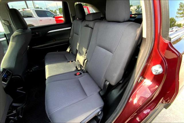 Photo of 2017 Ooh La La Rouge Mica Toyota Highlander