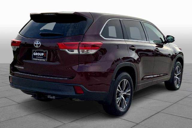 Photo of 2017 Ooh La La Rouge Mica Toyota Highlander
