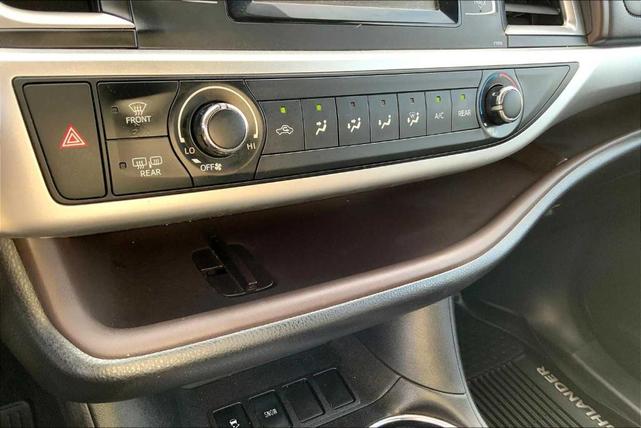 Photo of 2017 Ooh La La Rouge Mica Toyota Highlander