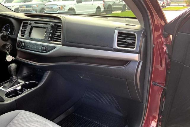 Photo of 2017 Ooh La La Rouge Mica Toyota Highlander