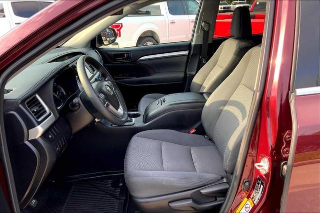 Photo of 2017 Ooh La La Rouge Mica Toyota Highlander