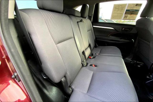Photo of 2017 Ooh La La Rouge Mica Toyota Highlander