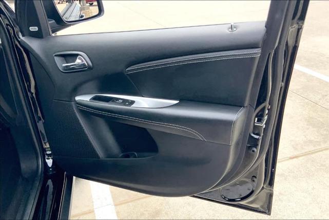 Photo of 2015 Pitch Black Clearcoat Dodge Journey