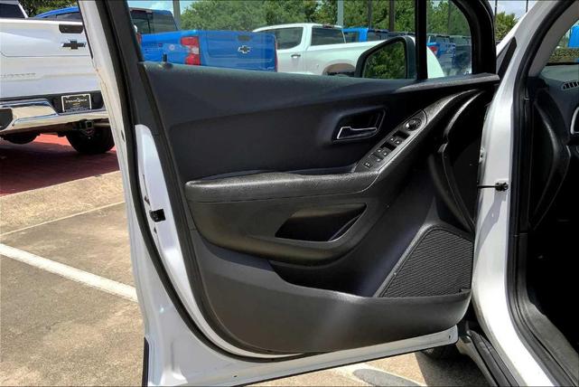 Photo of 2019 Summit White Chevrolet Trax