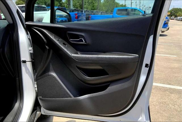 Photo of 2019 Summit White Chevrolet Trax