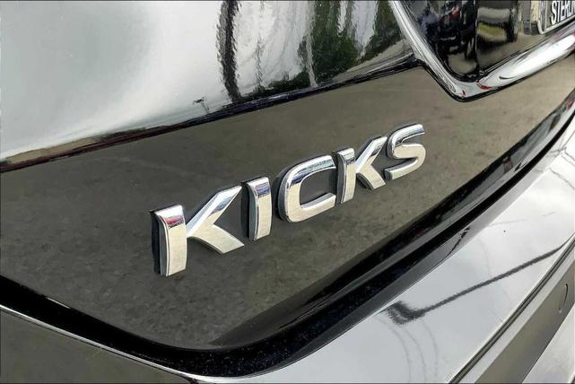Photo of 2021 Super Black Nissan Kicks