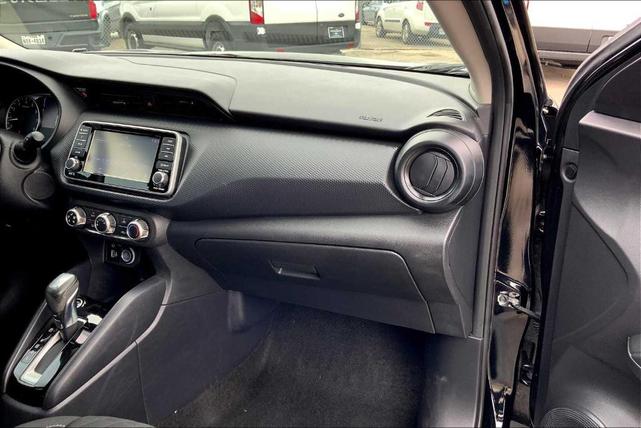 Photo of 2021 Super Black Nissan Kicks