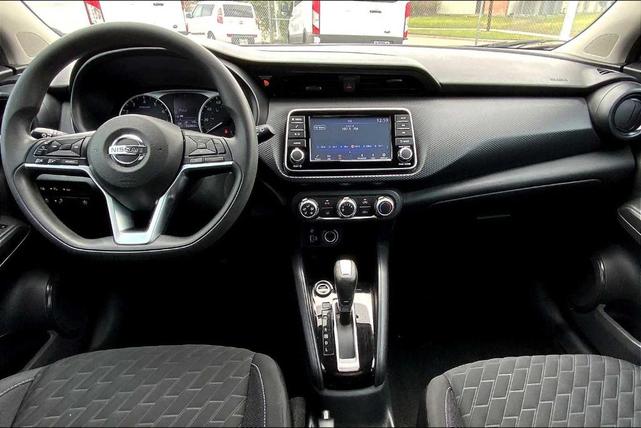 Photo of 2021 Super Black Nissan Kicks