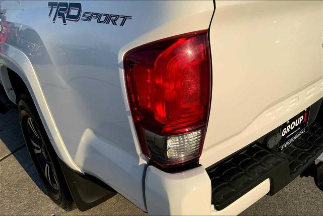 Photo of 2016 Super White Toyota Tacoma