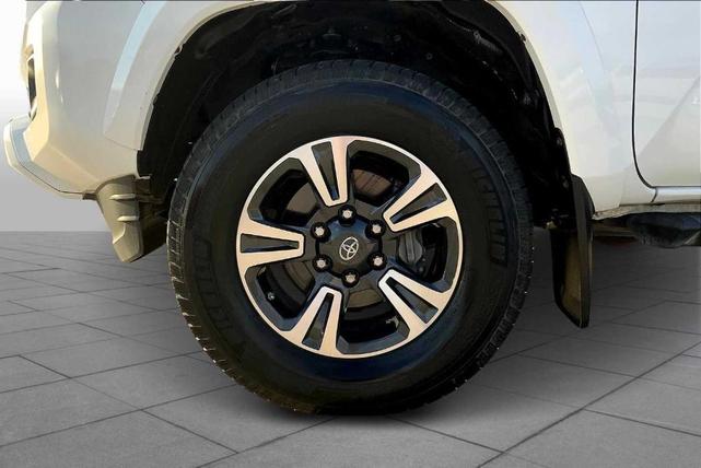 Photo of 2016 Super White Toyota Tacoma
