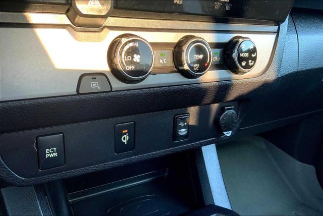 Photo of 2016 Super White Toyota Tacoma