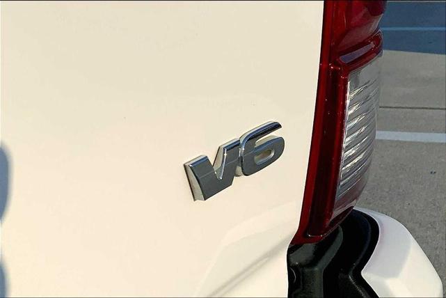 Photo of 2016 Super White Toyota Tacoma