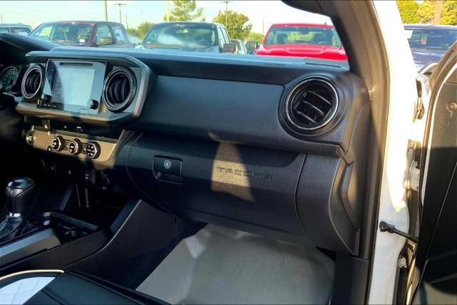 Photo of 2016 Super White Toyota Tacoma