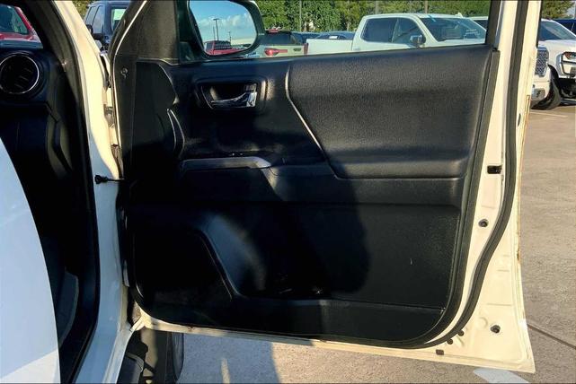 Photo of 2016 Super White Toyota Tacoma