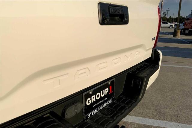 Photo of 2016 Super White Toyota Tacoma