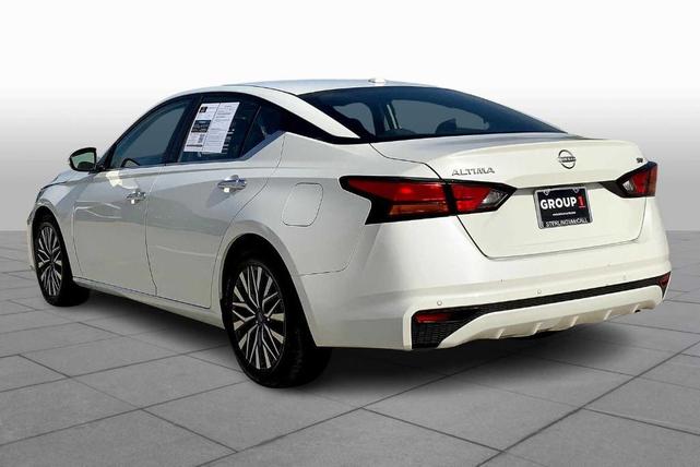 Photo of 2023 Pearl White Tri-Coat Nissan Altima