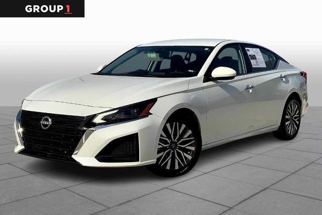 Photo of 2023 Pearl White Tri-Coat Nissan Altima