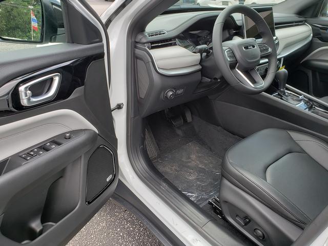 Photo of 2025 Bright White Clearcoat Jeep Compass