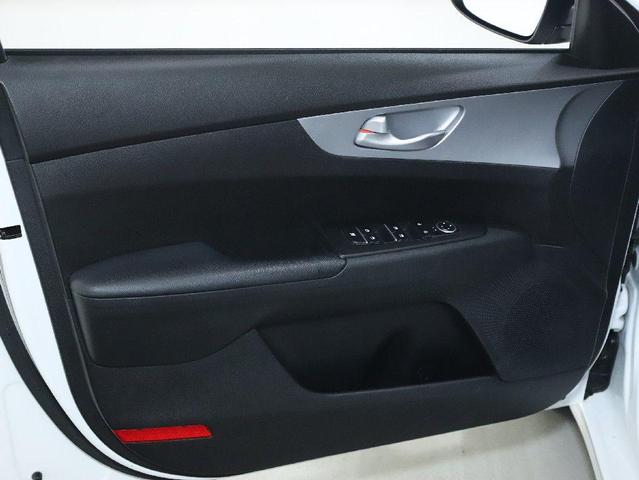 Photo of 2023 Snow White Pearl Kia Forte