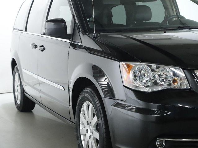 Photo of 2016 Brilliant Black Crystal Pearlcoat Chrysler Town & Country