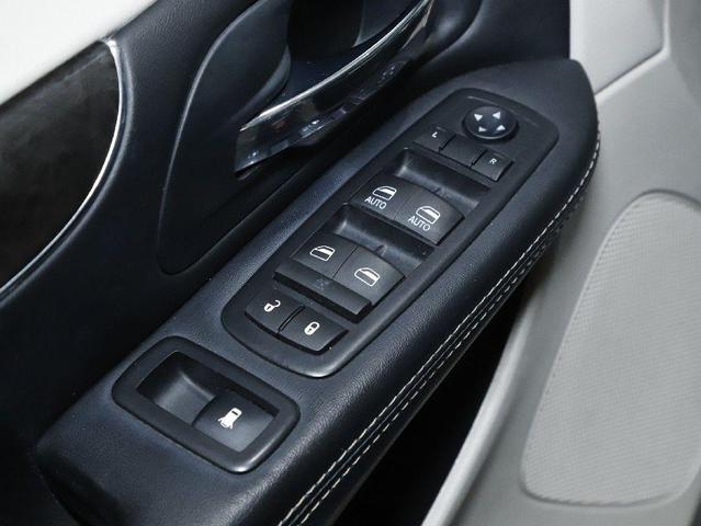 Photo of 2016 Brilliant Black Crystal Pearlcoat Chrysler Town & Country