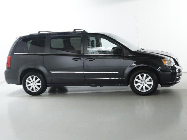 Photo of 2016 Brilliant Black Crystal Pearlcoat Chrysler Town & Country