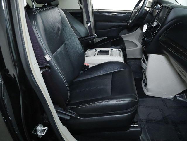 Photo of 2016 Brilliant Black Crystal Pearlcoat Chrysler Town & Country