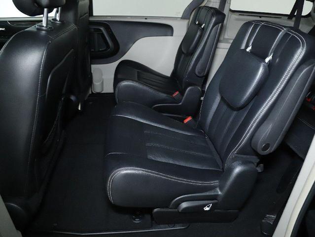 Photo of 2016 Brilliant Black Crystal Pearlcoat Chrysler Town & Country