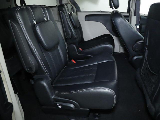 Photo of 2016 Brilliant Black Crystal Pearlcoat Chrysler Town & Country