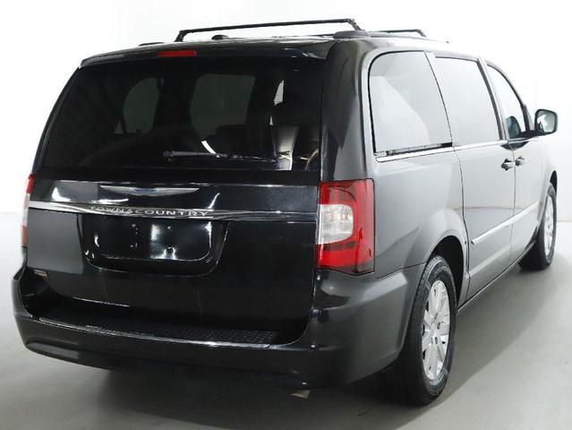 Photo of 2016 Brilliant Black Crystal Pearlcoat Chrysler Town & Country