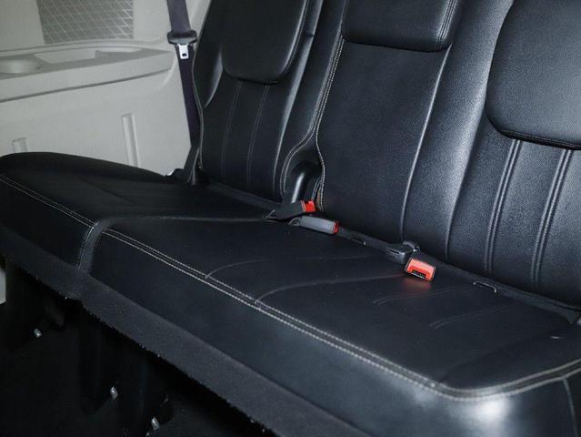 Photo of 2016 Brilliant Black Crystal Pearlcoat Chrysler Town & Country