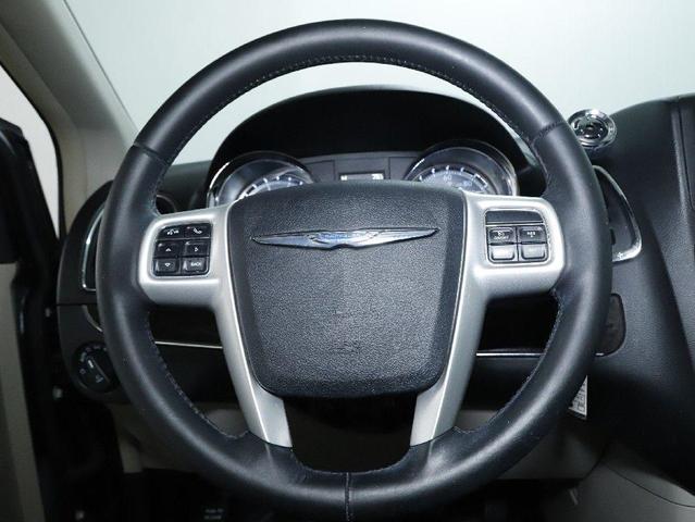Photo of 2016 Brilliant Black Crystal Pearlcoat Chrysler Town & Country