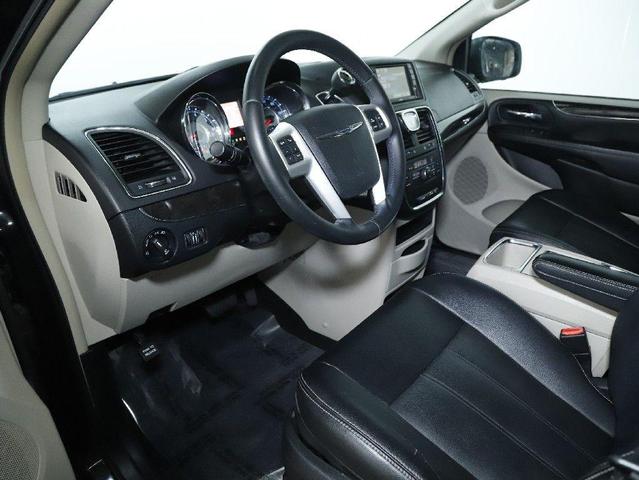 Photo of 2016 Brilliant Black Crystal Pearlcoat Chrysler Town & Country