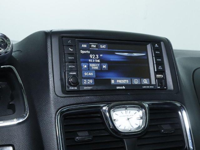 Photo of 2016 Brilliant Black Crystal Pearlcoat Chrysler Town & Country